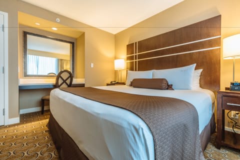 1 Bedroom Marina View Suite (Casino Tower) | Premium bedding, in-room safe, desk, iron/ironing board