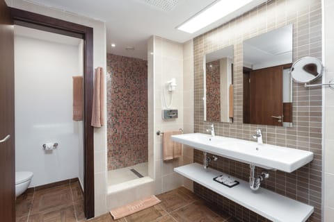 Suite, Balcony | Bathroom | Shower, eco-friendly toiletries, hair dryer, towels