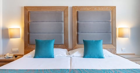 Basic Twin Room | In-room safe, bed sheets