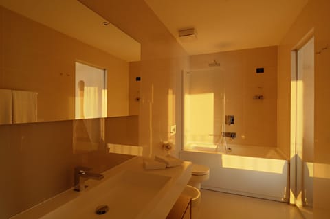 Double Room, Sea View | Bathroom | Deep soaking tub, free toiletries, hair dryer, bidet