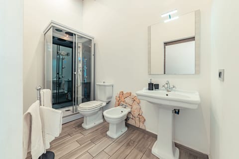 Superior Double Room, Sea View | Bathroom | Shower, rainfall showerhead, free toiletries, hair dryer