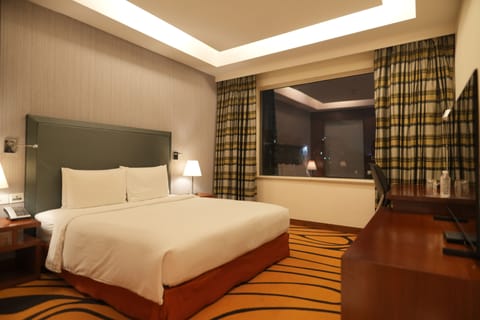 Executive Suite | Premium bedding, minibar, in-room safe, individually decorated