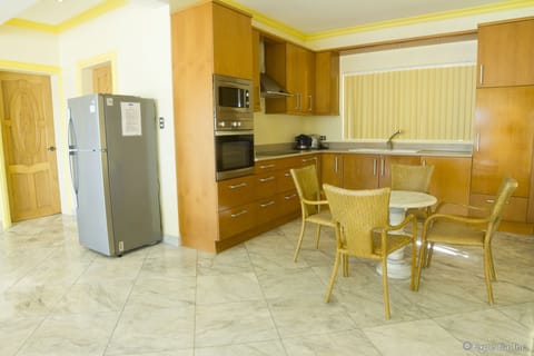 Deluxe Suite, 2 Bedrooms | Private kitchen