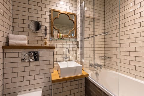 Deluxe Twin Room | Bathroom | Combined shower/tub, rainfall showerhead, free toiletries, hair dryer