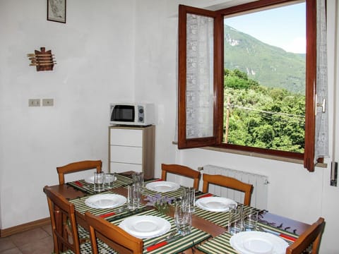 Table, Furniture, Property, Plant, Chair, Wood, Picture Frame, Window, Interior Design, Building