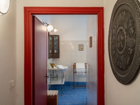 Mirror, Building, Tap, Lighting, Sink, Interior Design, Wood, Wall, Floor