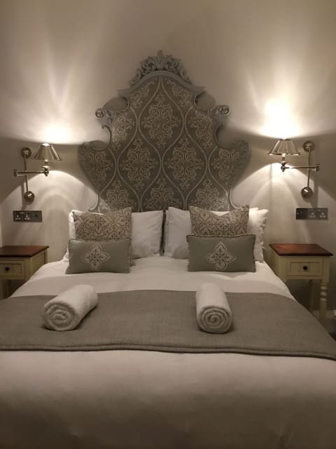 Superior Twin or Double with Private Shower Room | Individually decorated, individually furnished, laptop workspace