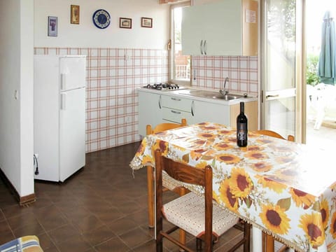 Cabinetry, Table, Property, Building, Furniture, Bottle, Wood, Tableware, Interior Design, Kitchen