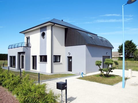 Plant, Sky, Property, Window, Cloud, Street Light, Door, Land Lot, Tree, Shade