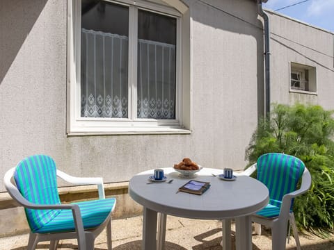 Table, Property, Window, Plant, Furniture, Chair, Building, Azure, Outdoor Table, Outdoor Furniture