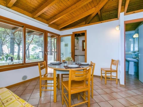 Table, Furniture, Property, Wood, Interior Design, Chair, Architecture, Floor, Window, Flooring