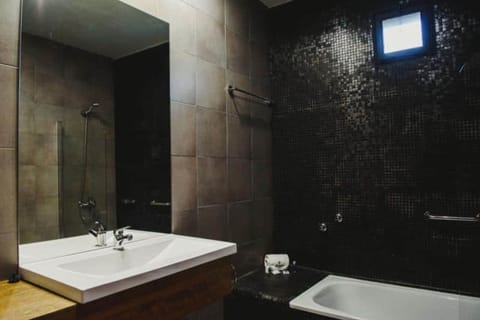 Basic Room, 1 King Bed | Bathroom | Shower, rainfall showerhead, hair dryer, bidet