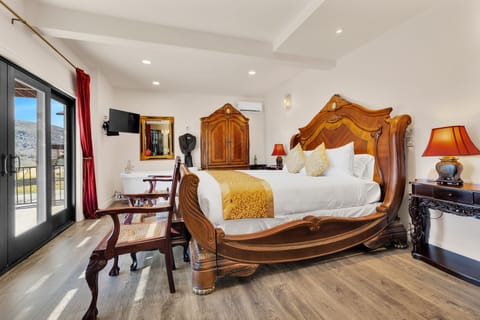 Luxury Studio, Bathtub, Lake View | Egyptian cotton sheets, premium bedding, down comforters