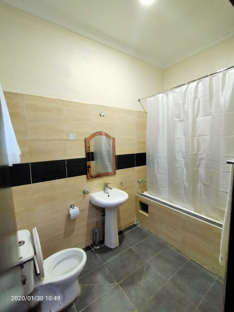 Executive Room | Bathroom | Free toiletries, bathrobes, towels, soap