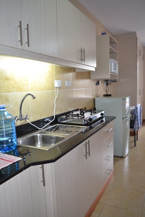 Deluxe Studio Suite | Private kitchenette | Fridge, microwave, stovetop, coffee/tea maker