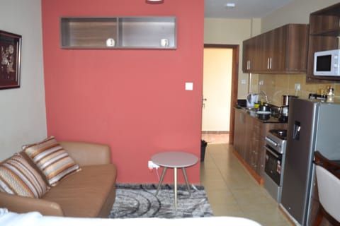 Deluxe Studio Suite | Private kitchenette | Fridge, microwave, stovetop, coffee/tea maker