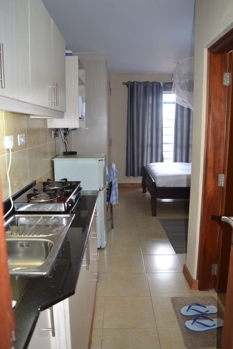 Deluxe Studio Suite | Private kitchenette | Fridge, microwave, stovetop, coffee/tea maker