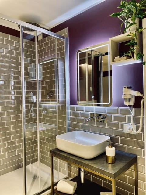 Deluxe Triple Room (Ballerina 5) | Bathroom | Shower, rainfall showerhead, free toiletries, hair dryer