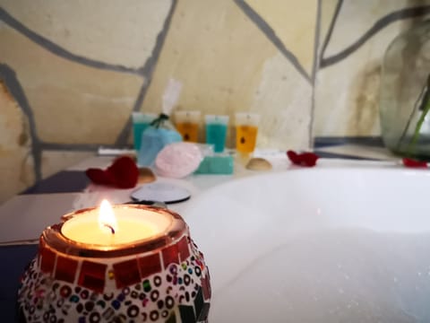 Romantic Apartment | Jetted tub