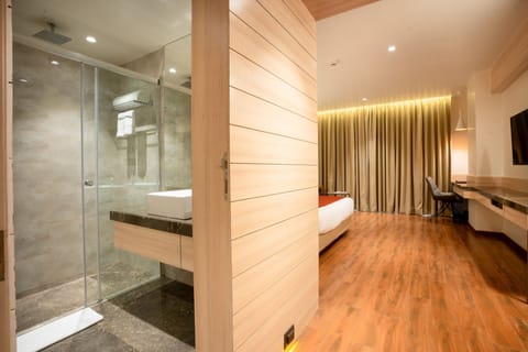 Premier Double of Twin room | Bathroom | Free toiletries, hair dryer, slippers, towels