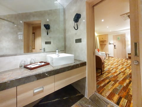 Premier Double of Twin room | Bathroom | Free toiletries, hair dryer, slippers, towels