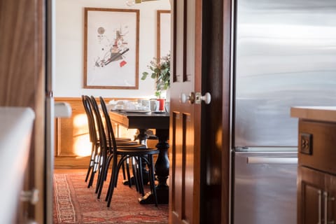 Peep that dining room!