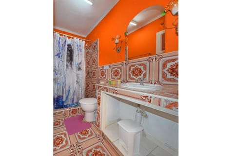Family Quadruple Room | Bathroom | Combined shower/tub, free toiletries, towels