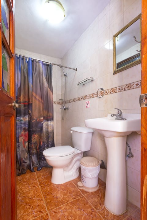 Triple Room, Private Bathroom | Bathroom | Shower, towels