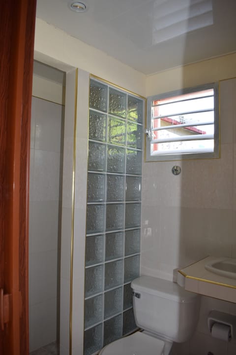 Standard Triple Room | Bathroom | Shower, towels