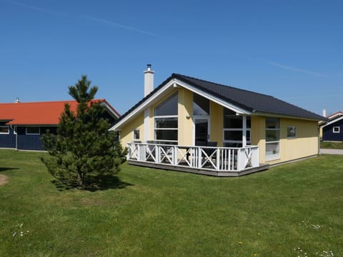 Sky, Building, Plant, Window, House, Porch, Tree, Land Lot, Grass, Siding