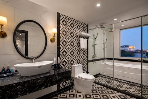 Luxury Suite | Bathroom | Shower, free toiletries, hair dryer, slippers