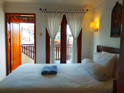 Deluxe Double Room, 1 King Bed | Desk, free WiFi, bed sheets