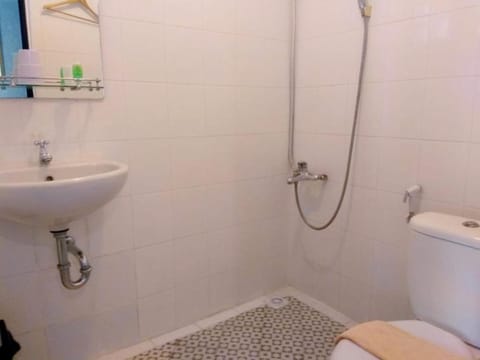 Standard Double Room, 1 King Bed | Bathroom | Shower, free toiletries, towels