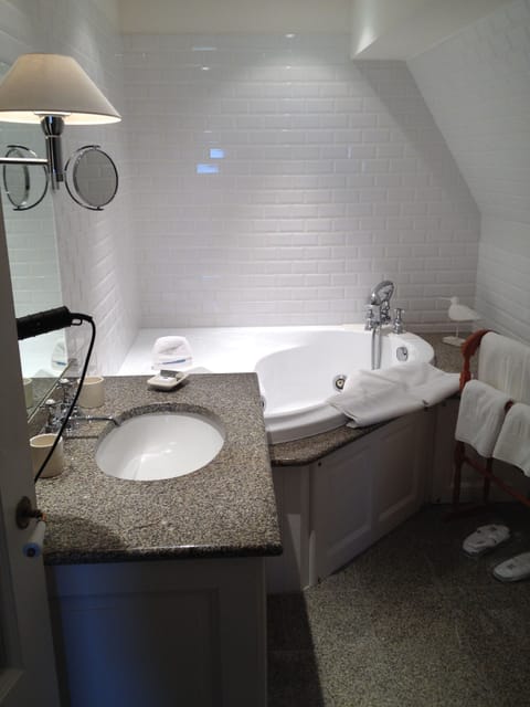 Double Room | Bathroom | Combined shower/tub, deep soaking tub, free toiletries, hair dryer