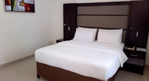 Deluxe Double Room | Individually decorated, individually furnished, desk, laptop workspace