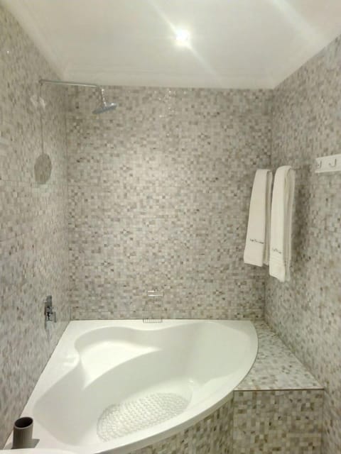 Executive Double Room | Bathroom | Combined shower/tub, free toiletries, hair dryer, towels