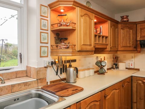 Cottage | Private kitchen | Dishwasher, cookware/dishes/utensils
