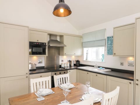 Cottage | Private kitchen | Microwave, stovetop, dishwasher, highchair
