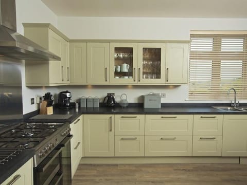 Cottage | Private kitchen | Dishwasher, cookware/dishes/utensils