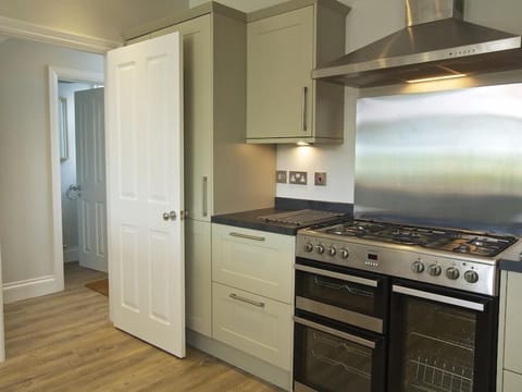 Cottage | Private kitchen | Dishwasher, cookware/dishes/utensils