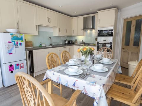 Cottage | Private kitchen | Dishwasher, cookware/dishes/utensils