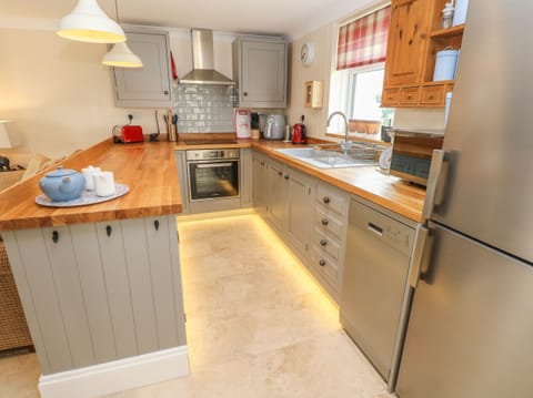 Cottage | Private kitchen | Dishwasher, cookware/dishes/utensils