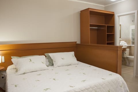 Classic Double or Twin Room, 1 Bedroom, Accessible, Garden View | Minibar, in-room safe, blackout drapes, soundproofing