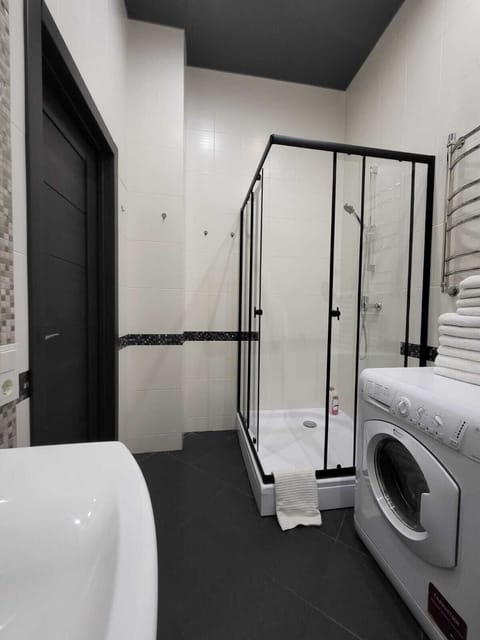 Comfort Apartment | Bathroom | Shower, free toiletries, hair dryer, towels