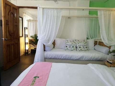 Suite with Balcony | Desk, free WiFi, bed sheets