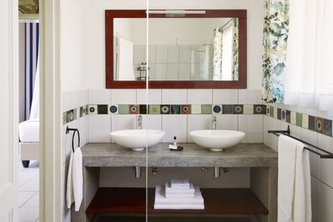 Standard Double or Twin Room | Bathroom | Shower, rainfall showerhead, free toiletries, hair dryer