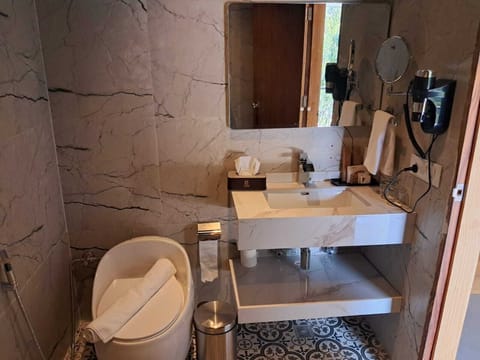 Duplex Cottage | Bathroom | Shower, rainfall showerhead, free toiletries, hair dryer