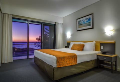 1 Bedroom Spa Apartment Ocean View | In-room safe, desk, blackout drapes, iron/ironing board