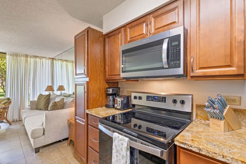 Condo, 1 Bedroom | Private kitchen | Fridge, oven, coffee/tea maker, toaster