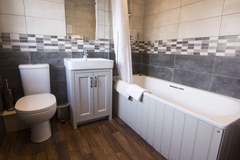 Comfort Double Room | Bathroom | Hair dryer, towels, toilet paper